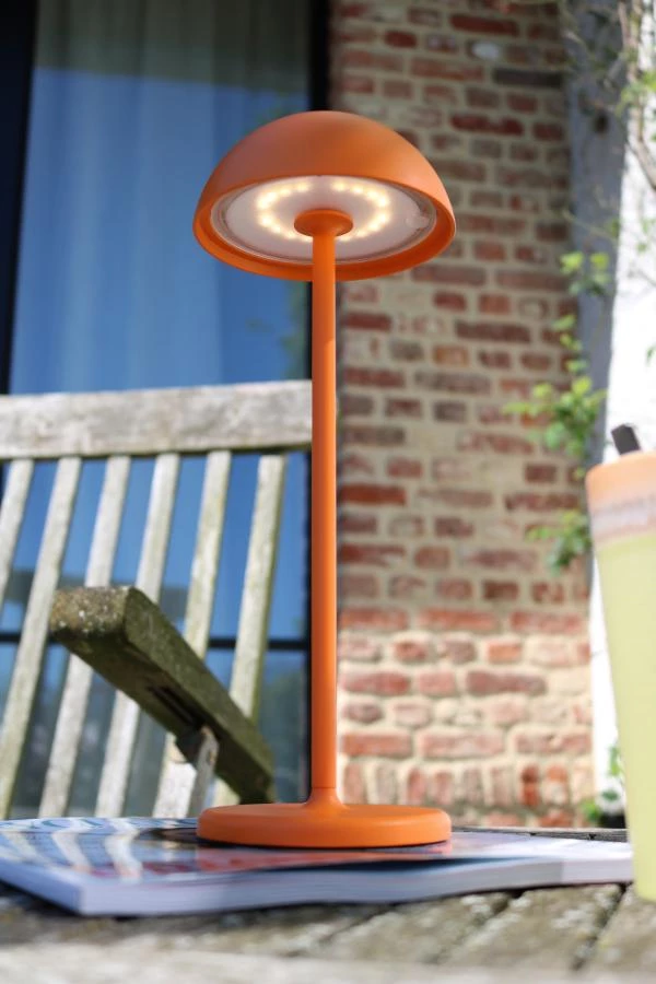 Lucide JOY - Oplaadbare Tafellamp Buiten - Accu/Batterij - Ø 12 cm - LED Dimb. - 1x1,5W 3000K - IP54 - Oranje - sfeer 2